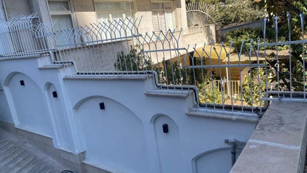 طراحی و اجرا و نصب نرده و حفاظ دیواری فلزی